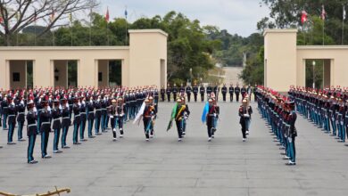 A solenidade reforça os laços entre família e Exército e o compromisso dos cadetes com valores como disciplina, lealdade e dedicação à Pátria.