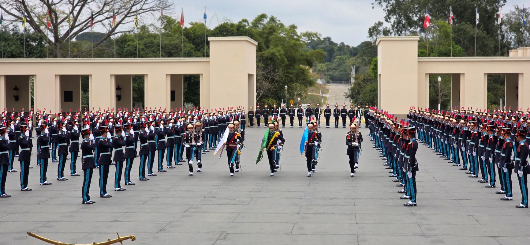 A solenidade reforça os laços entre família e Exército e o compromisso dos cadetes com valores como disciplina, lealdade e dedicação à Pátria.
