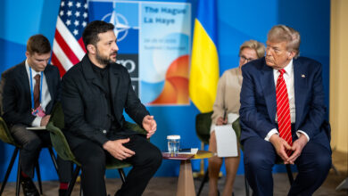 O presidente Donald Trump participa de uma reunião bilateral com o presidente ucraniano Volodymyr Zelenskyy, quarta-feira, 25 de junho de 2025, durante a Cúpula da OTAN de 2025 no Fórum Mundial em Haia, Holanda. (Foto oficial da Casa Branca por Daniel Torok)