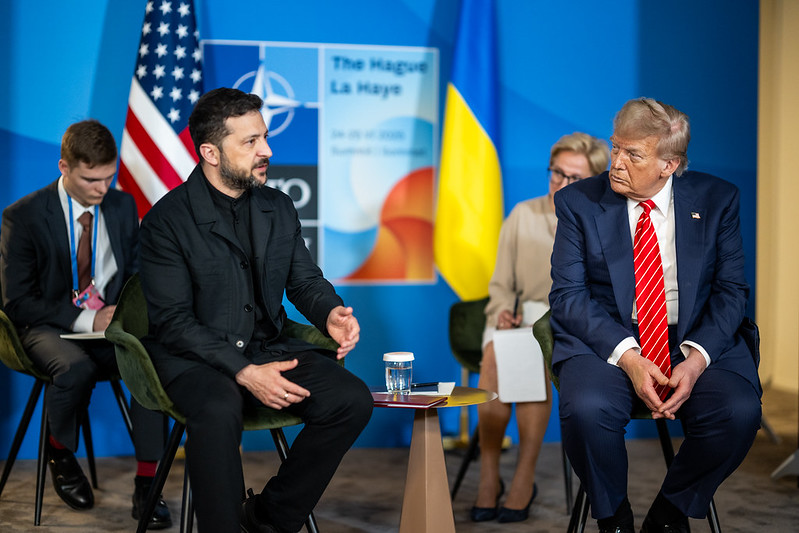 O presidente Donald Trump participa de uma reunião bilateral com o presidente ucraniano Volodymyr Zelenskyy, quarta-feira, 25 de junho de 2025, durante a Cúpula da OTAN de 2025 no Fórum Mundial em Haia, Holanda. (Foto oficial da Casa Branca por Daniel Torok)