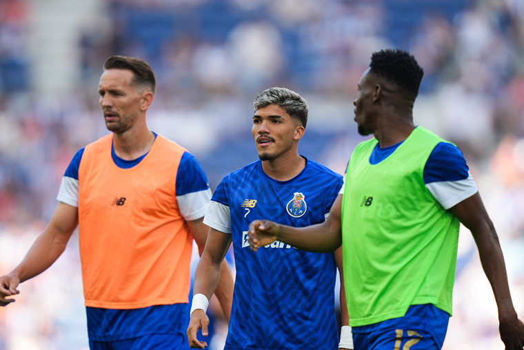 O brasileiro William Gomes foi titular e levantou o estádio com um golo monumental