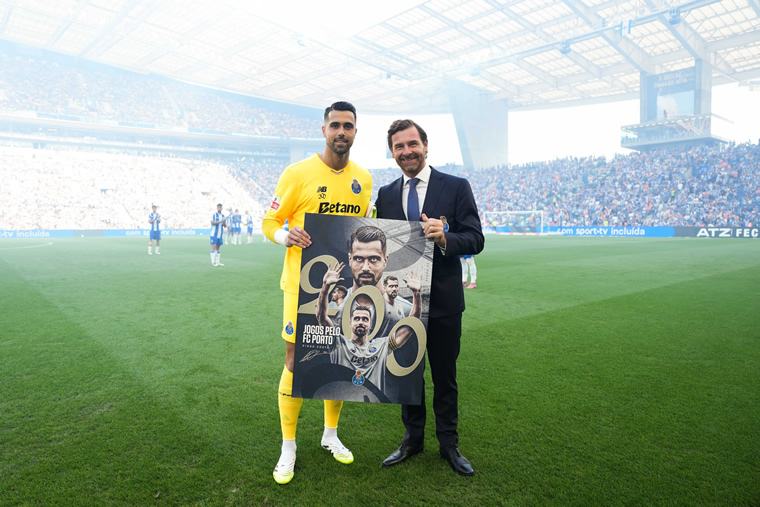 Guardião Diogo Costa homenageado pelo presidente Villas-Boas pelos seus 200 jogoa de dragão ao peito