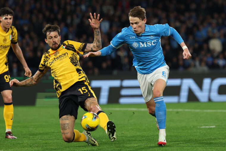 Napoli's Scott McTominay, Inter Milan's Francesco Acerbi   during the Serie A soccer match between Napoli and Inter  at the Diego Armando Maradona Stadium in Naples, southern italy - Saturday , March 01 , 2025. Sport - Soccer .  (Photo by Alessandro Garofalo/LaPresse)   - Photo by Icon Sport