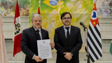 Em cerimônia de vernissage, no Hall Monumental, Ricardo Zarratea lê carta do arcebispo de Assunção que celebra a fraternidade e a esperança entre os países através das obras do artista plástico Cassiano Araújo