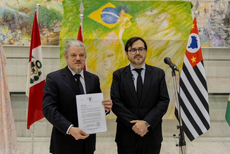 Em cerimônia de vernissage, no Hall Monumental, Ricardo Zarratea lê carta do arcebispo de Assunção que celebra a fraternidade e a esperança entre os países através das obras do artista plástico Cassiano Araújo