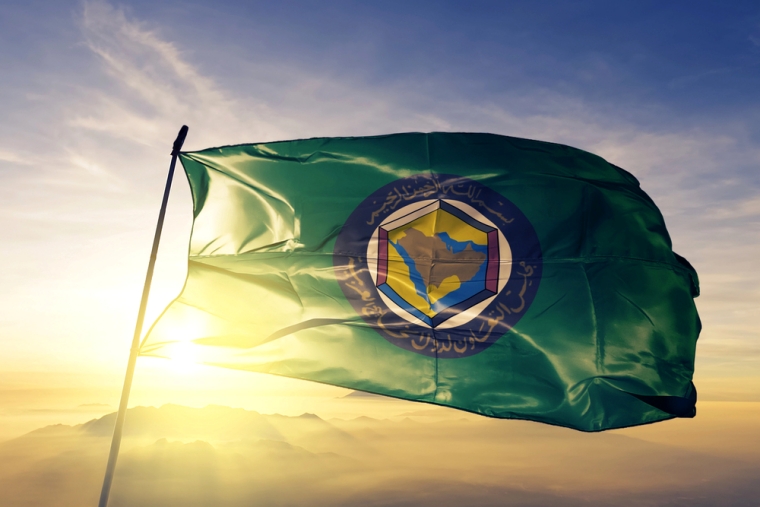 Conselho de Cooperação para os Estados Árabes do Golfo, bandeira do GCC, tecido têxtil, tecido, acenando no topo, nascer do sol, névoa, neblina
