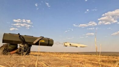 o lançamento do míssil anticarro MAX 1.2 AC, tipo superfície-superfície pela MB, projetado para neutralizar blindados inimigos com alta precisão e desenvolvido com tecnologia brasileira.