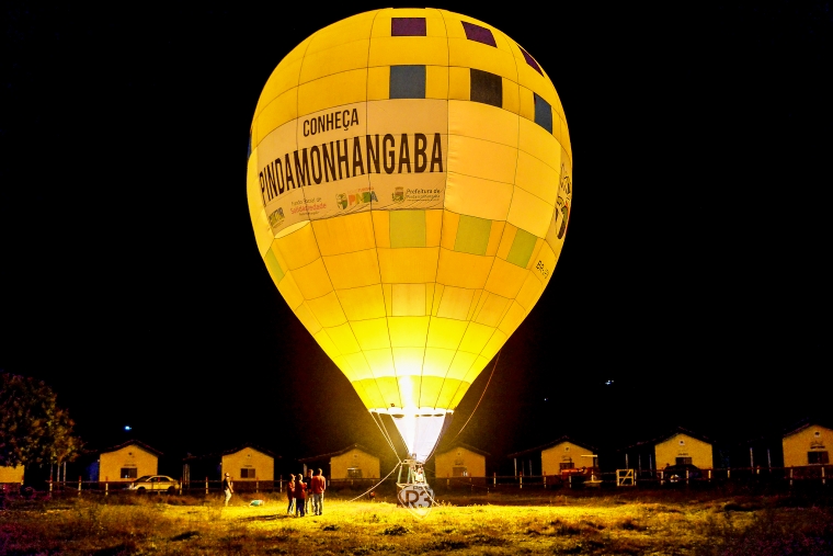 Balão com o letreiro 'Conheça Pindamonhangaba', usado em ações de promoção do turismo em Pindamonhangaba