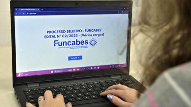 As oportunidades incluem funções como advogado, médico do trabalho, contador, psicólogo, assistente de desenvolvimento infantil e assistente escolar.