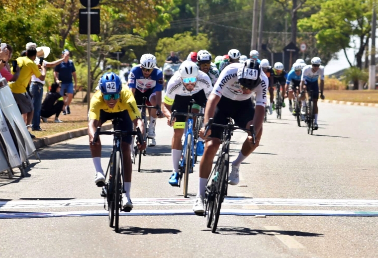 Vinícius dos Santos, de 21 anos, vence a 2ª etapa da Volta Ciclística SP 2025 entre Sorocaba e Boituva