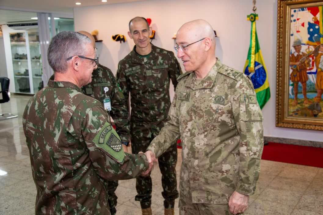 Exército Brasileiro e Turco.