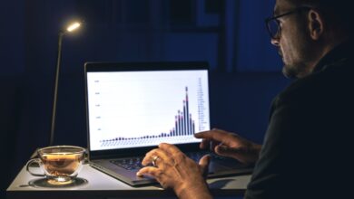 Homem negociando na internet