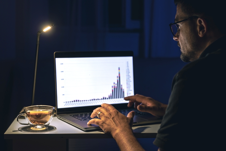 Homem negociando na internet