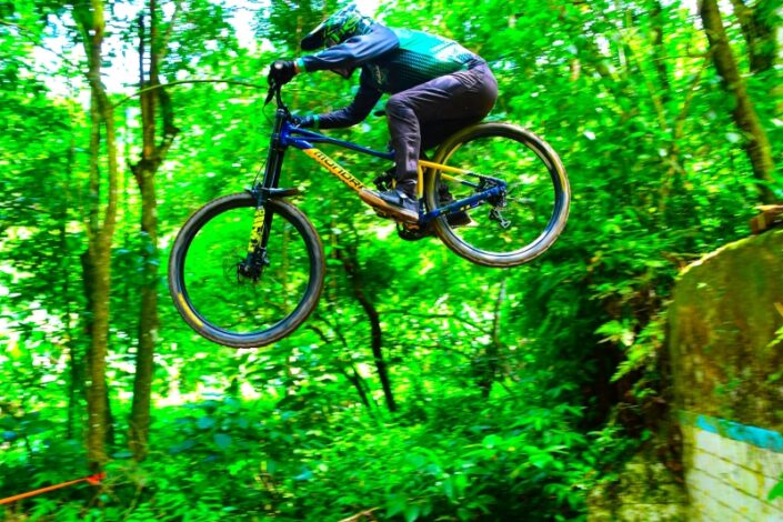 Atleta em ação na pista do Bananal, em Ilhabela, durante etapa da Liga Paulista de Downhill.