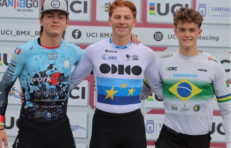 Lucas Zimmermann comemora medalha de bronze inédita para o Brasil na Sub-23 da Copa do Mundo de BMX Racing em Santiago del Estero.