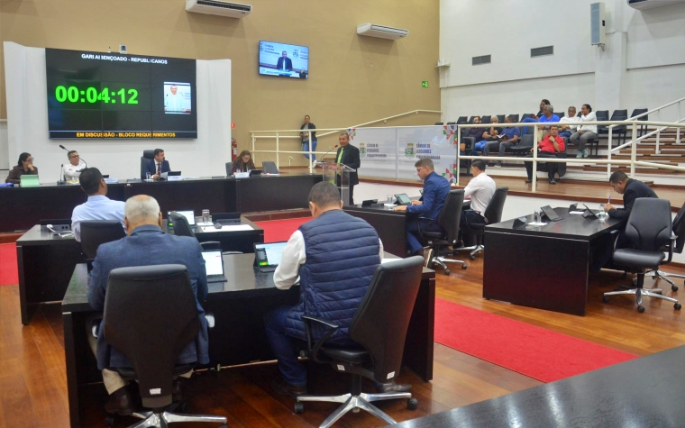 Vereadores de Pindamonhangaba durante sessão ordinária no plenário da Câmara Municipal