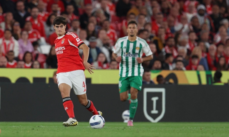 O central António Silva ainda marcou, mas o árbitro anulou o golo por infração de Otamendi. (Foto: SL Benfica)