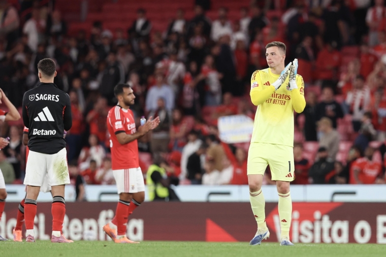Os jogadores do clube da águia brindaram timidamente os espectadores