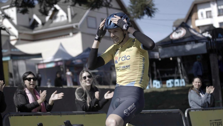 Ciclistas durante o L'Étape Brasil 2025 em Campos do Jordão