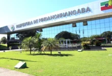 Fachada da Prefeitura de Pindamonhangaba, onde contribuintes podem aderir à anistia de dívidas municipais