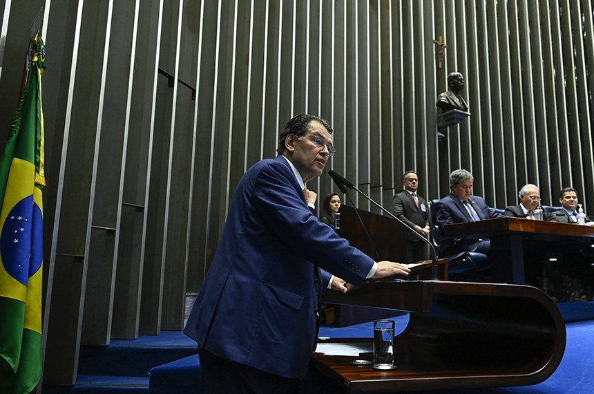 Relator, Eduardo Braga proferiu parecer no Plenário sobre cerca de 200 pedidos de alterações feitos pelos senadores