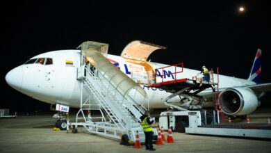 Avião cargueiro da LATAM Cargo pousa no Aeroporto de São José dos Campos, marcando o início da nova rota regular para Bruxelas