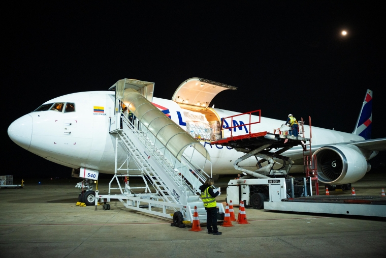 Avião cargueiro da LATAM Cargo pousa no Aeroporto de São José dos Campos, marcando o início da nova rota regular para Bruxelas
