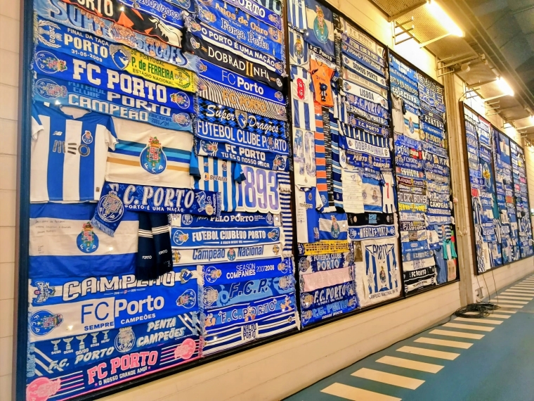 No encontro entre os dragões e o Estrela Vermelha, para a Liga Europa, já foi possível ver expostas as largas centenas de objetos que foram deixadas à volta do estádio aquando do seu falecimento