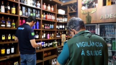 Equipes de fiscalização durante a Operação Antídoto em Jacareí, que interditou adegas e apreendeu bebidas irregulares.