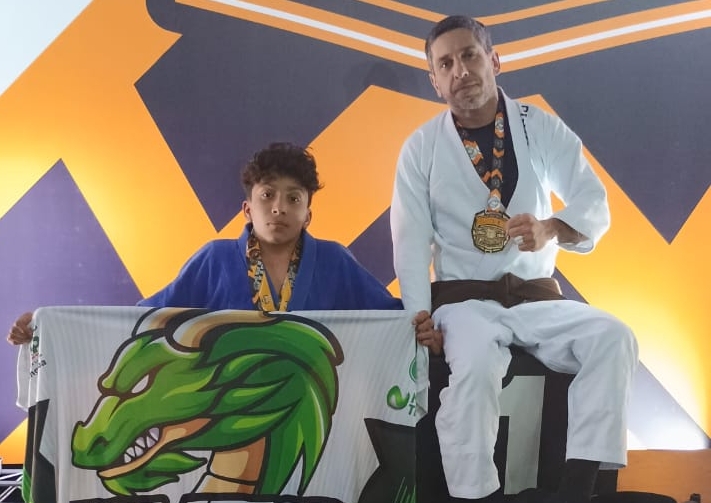 Irmãos Matheus e Davi Avelar com medalhas no Panamericano de Para Jiu-Jitsu em São Paulo