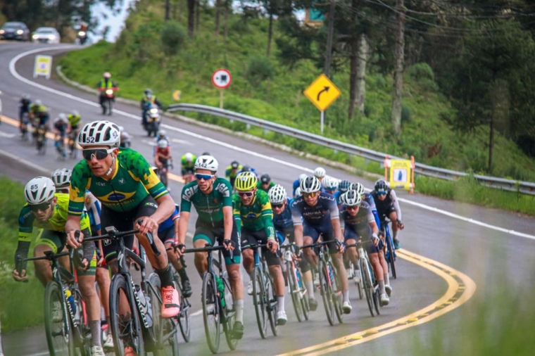 Pelotão durante a Volta Ciclística de Santa Catarina 2025 atravessando a Serra do Rio do Rastro