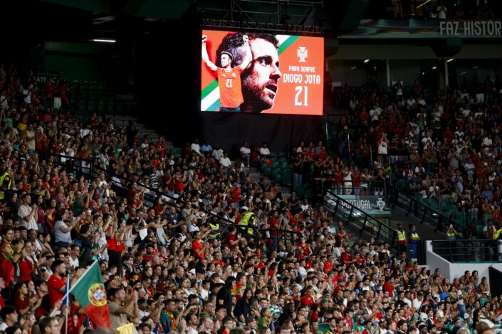 A homenagem a Diogo Jota ao minuto 21, um número que agora é de Ruben Neves Foto FP Futebol