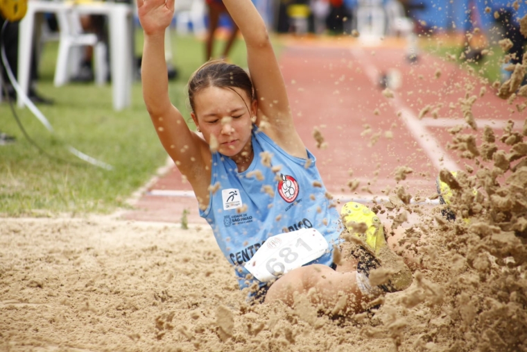 Jovens do atletismo em ação