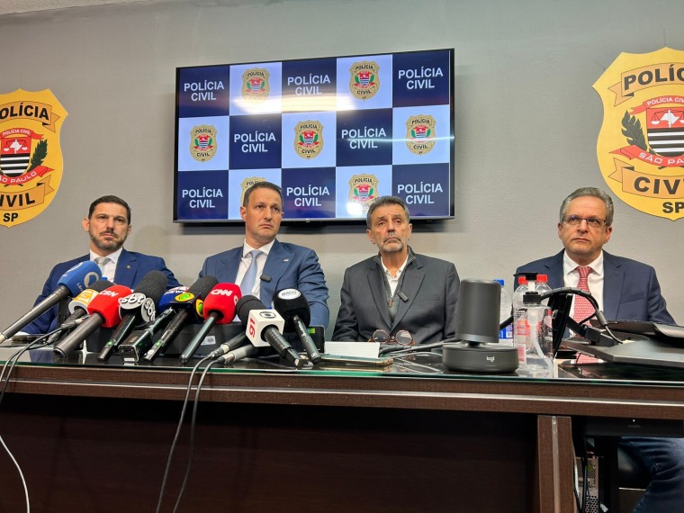 O secretário da Segurança Pública, Guilherme Derrite, explicou que provavelmente criminosos tenham comprado etanol para falsificar as bebidas, mas acabaram comprando combustível "batizado" com metanol de uma organização criminosa