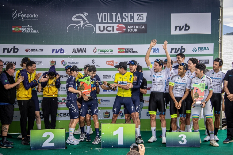 Ciclista da equipe Team Medellin EPM (foto - camiseta amarela) termina em primeiro a edição que marca a retomada do tradicional evento do ciclismo brasileiro e sul-americano, com grande festa em Florianópolis no encerramento, neste domingo (12) - Fotos: Lucas Hahn/Volta Ciclística SC