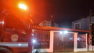 Bombeiros de Caraguatatuba atendem princípio de incêndio em residência no bairro Martim de Sá