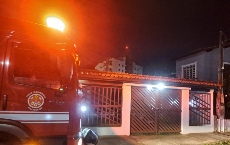 Bombeiros de Caraguatatuba atendem princípio de incêndio em residência no bairro Martim de Sá