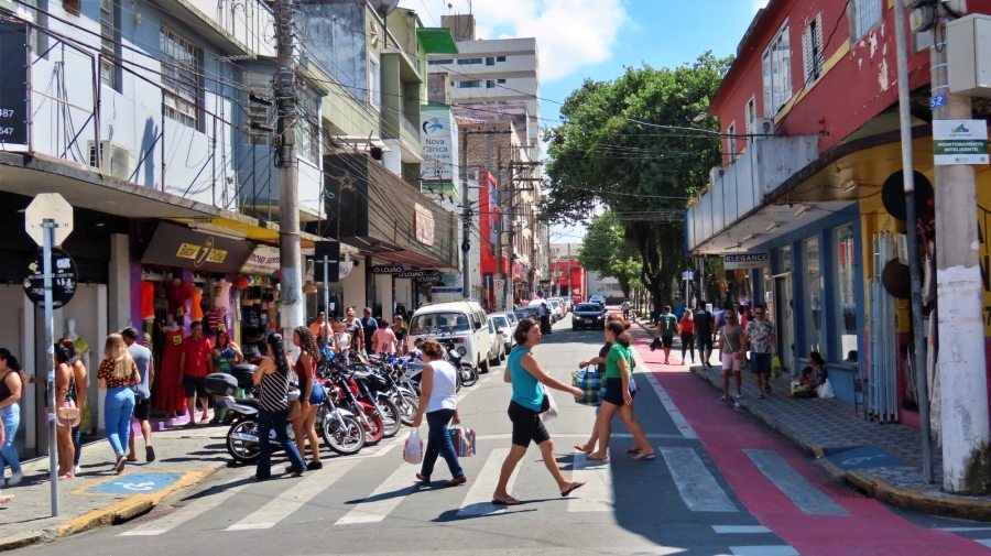 Trabalhadores em Pindamonhangaba durante expediente em comércio local