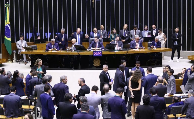 Tanto Zambelli como Eduardo, mesmo ausentes e impedidos de receberem salário da Câmara por determinação da Corte, mantêm o mandato de deputado federal e o gabinete ativo, mesmo sem poder registrar presença.