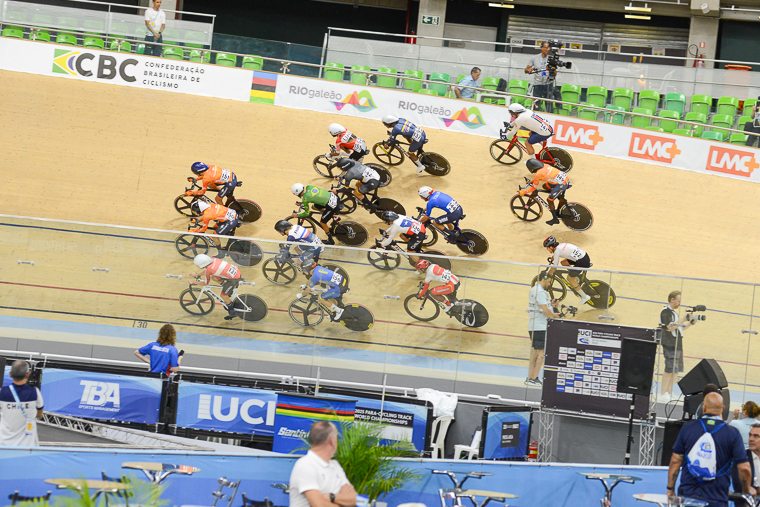Atletas em ação no velódromo do Rio.