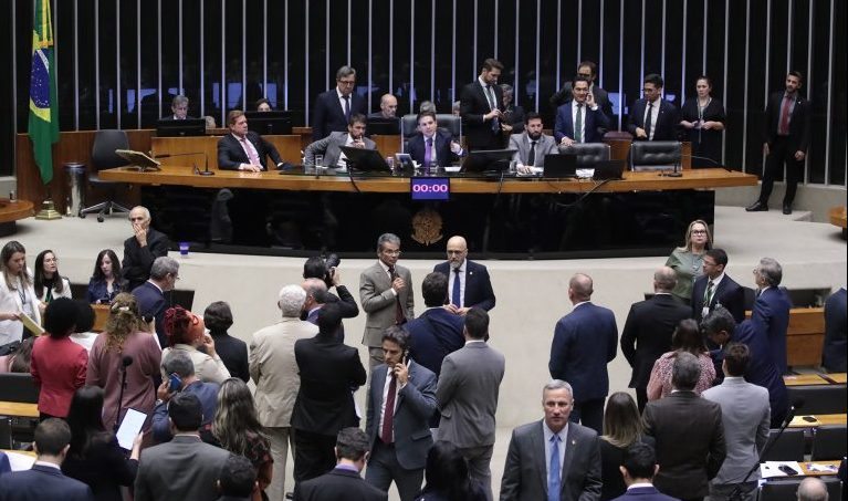 Plenário durante sessão deliberativa