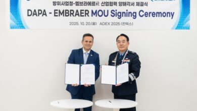 A assinatura do MoU ocorreu durante a abertura da ADEX 2025, com a presença do brigadeiro do ar Kang Joong-hee, diretor da Divisão de Negócios de Aeronaves da DAPA, e de Bosco da Costa Jr., presidente e CEO da Embraer Defesa & Segurança.