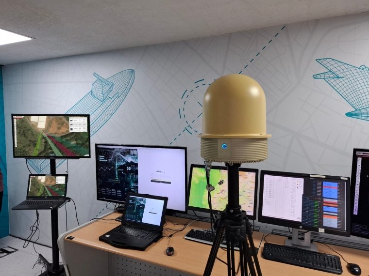 A facilidade de acesso e o avanço tecnológico desses dispositivos ampliaram os riscos e colocaram em xeque a capacidade de monitoramento e resposta das autoridades.