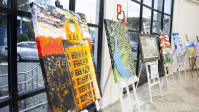 As telas representam fragmentos de história, fé, cultura e cotidiano por meio do olhar artístico dos autores.