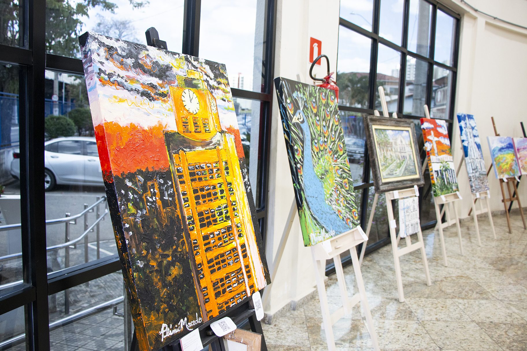 As telas representam fragmentos de história, fé, cultura e cotidiano por meio do olhar artístico dos autores. 