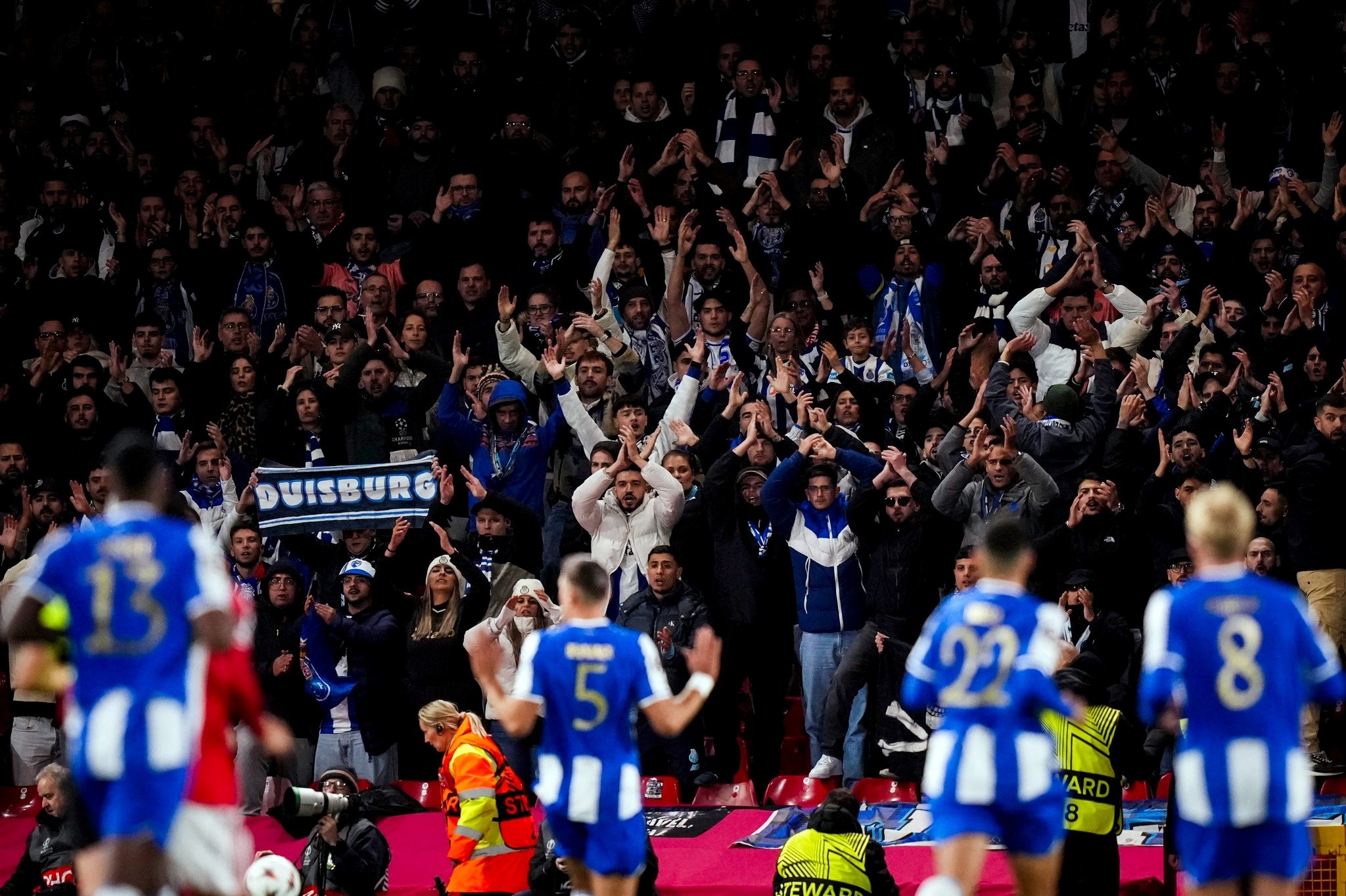 Os adeptos portistas, em bom número representados em Nothing, apoiaram sempre a sua equipa Foto FC Porto