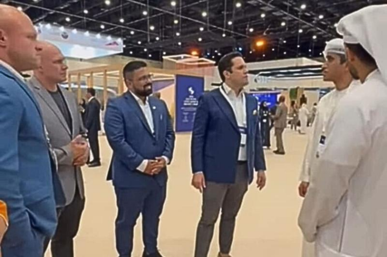 Anúncio foi feito pelo Prefeito Carlos Eduardo (Caê) após encontro com Sharif Al Suawaid na Cúpula das Cidades da Ásia-Pacífico, em Dubai.