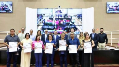 Servidores públicos homenageados em sessão solene no plenário da Câmara de Pindamonhangaba