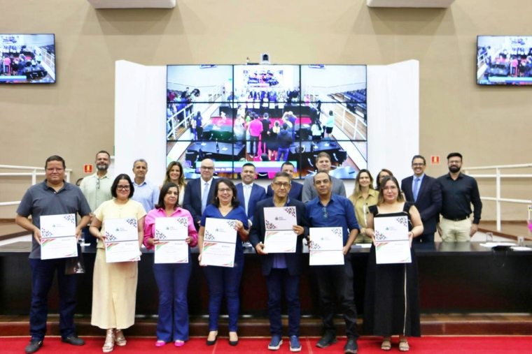 Servidores públicos homenageados em sessão solene no plenário da Câmara de Pindamonhangaba