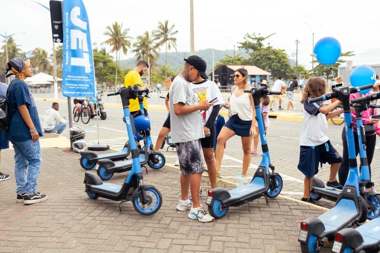 Patinetes elétricos da JET em operação na orla de Ubatuba. (Foto: Divulgação)
